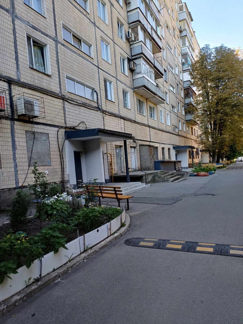 Продаж 2-кімнатного житла на вул. Миколи Світальського, 15. Поруч з Ю.