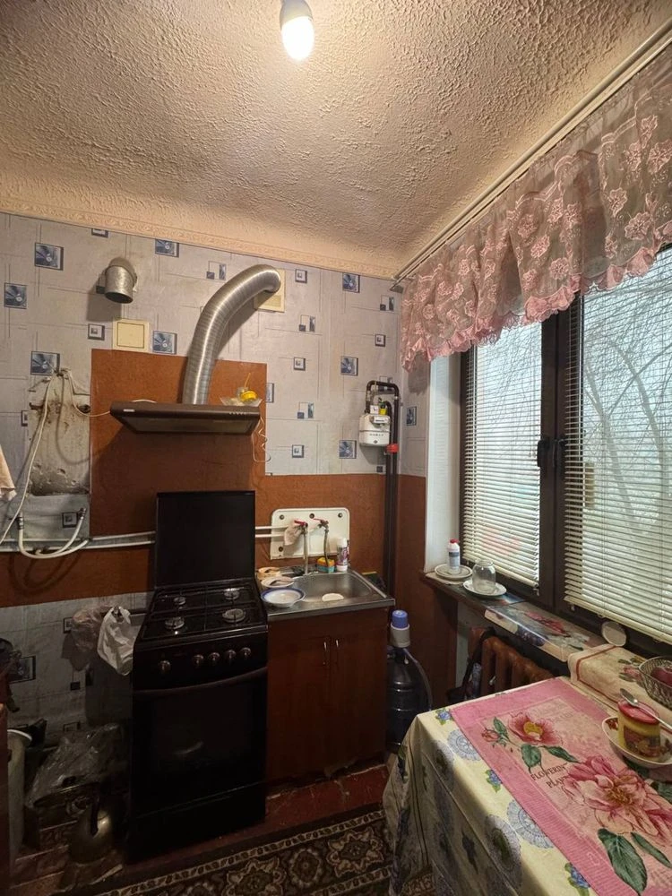 2-room apartment on the second floor with separate rooms, courtyard
