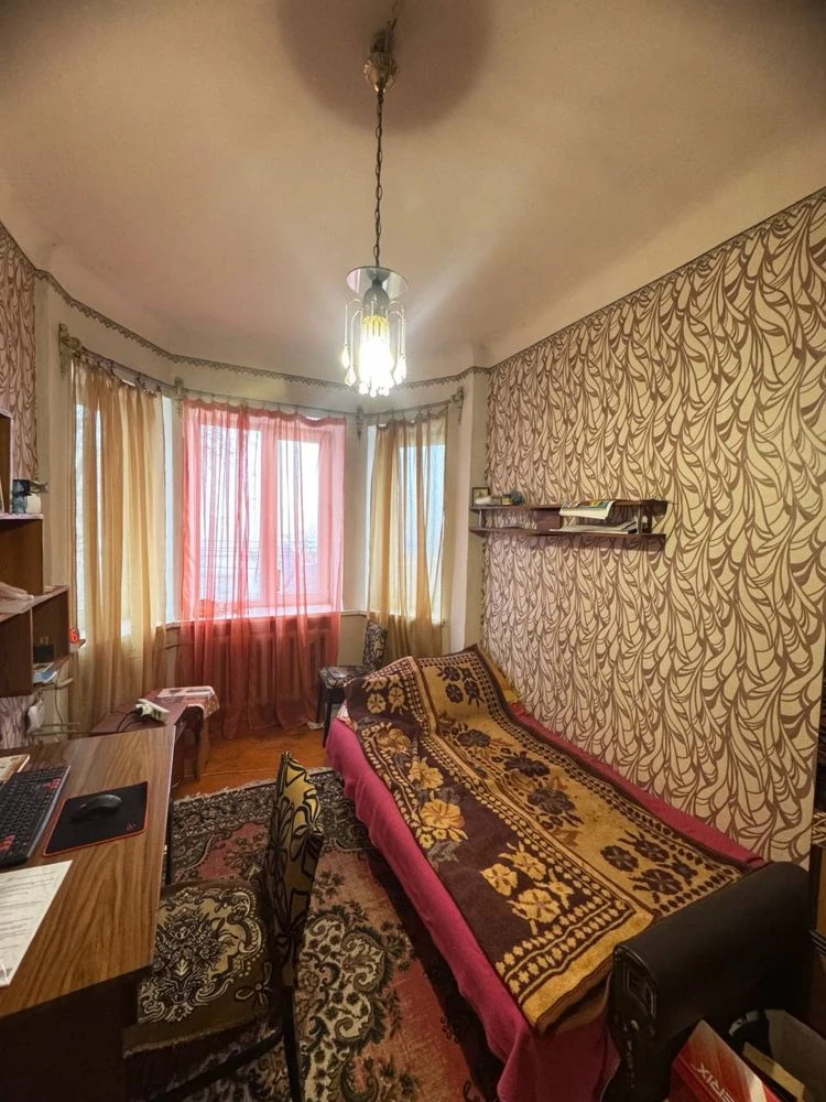 2-room apartment on the second floor with separate rooms, courtyard