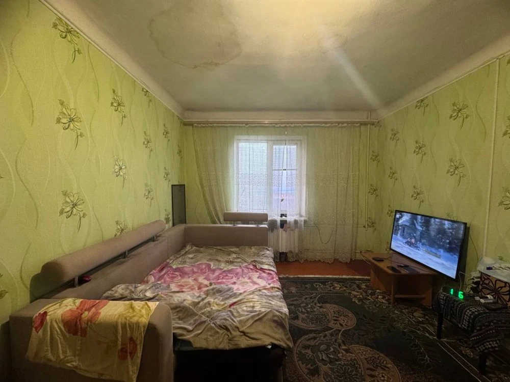 2-room apartment on the second floor with separate rooms, courtyard