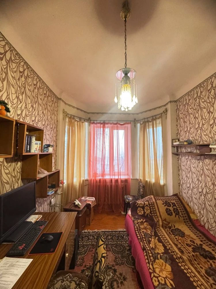 2-room apartment on the second floor with separate rooms, courtyard
