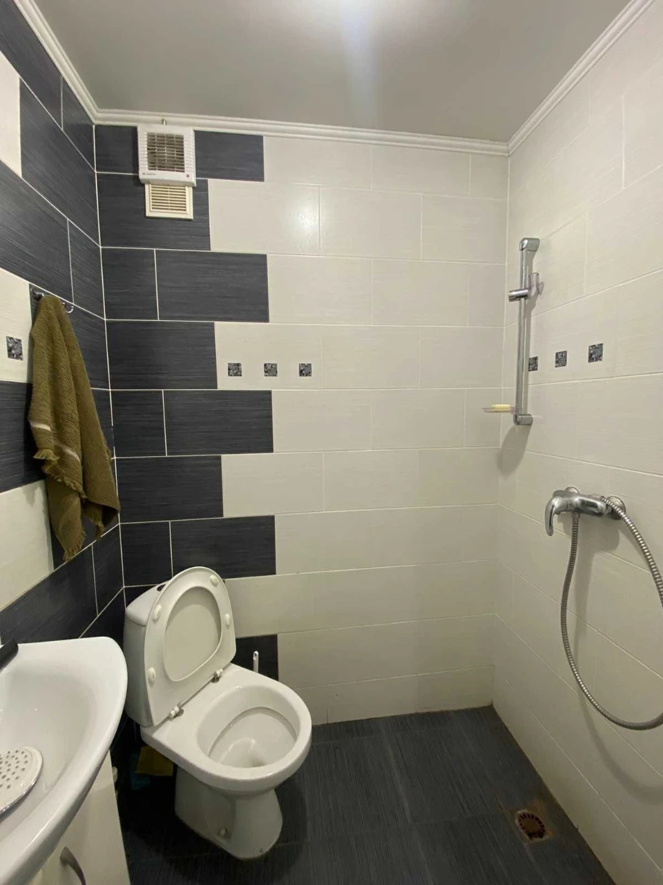 Sale of 3-room apartment with separate entrance, ground floor