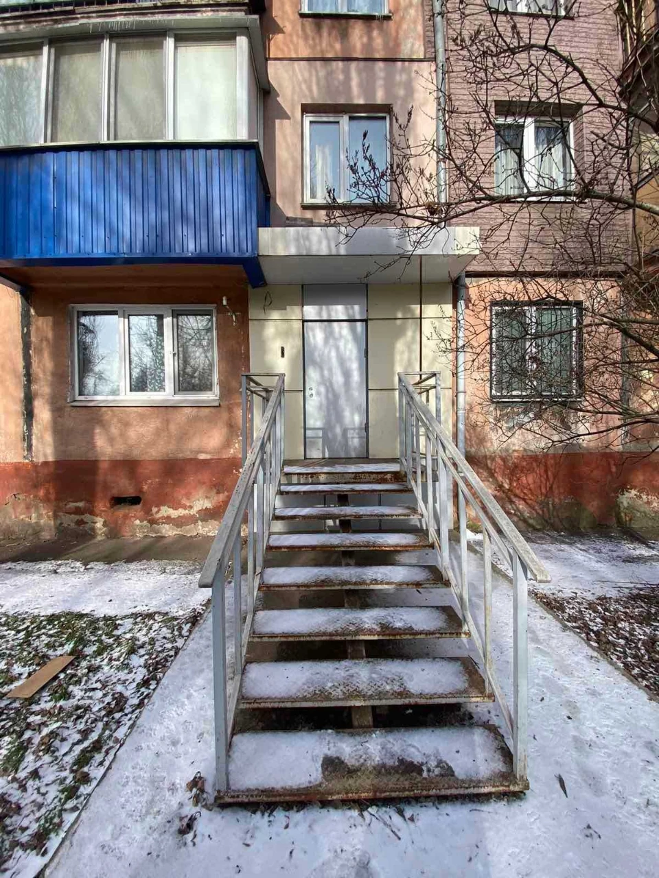 Sale of 3-room apartment with separate entrance, ground floor