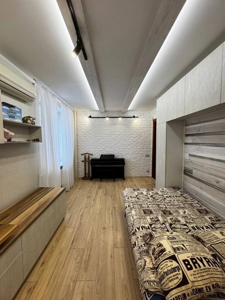APARTMENT FOR SALE - 3-room Apartment in a courtyard near the Универмаг (Univermag)
