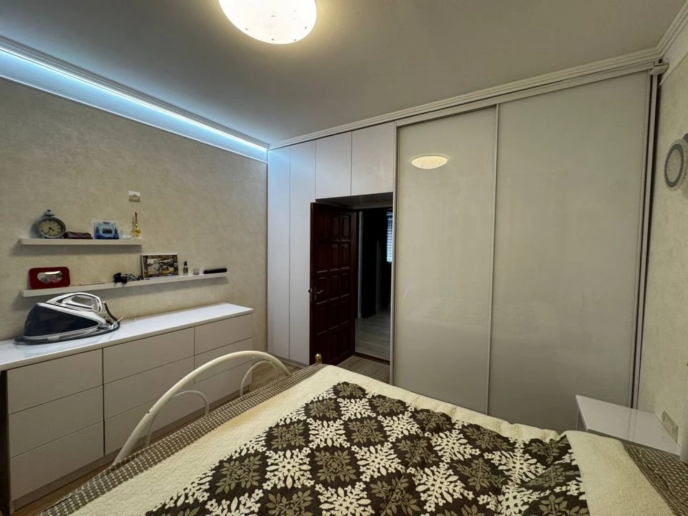APARTMENT FOR SALE - 3-room Apartment in a courtyard near the Универмаг (Univermag)