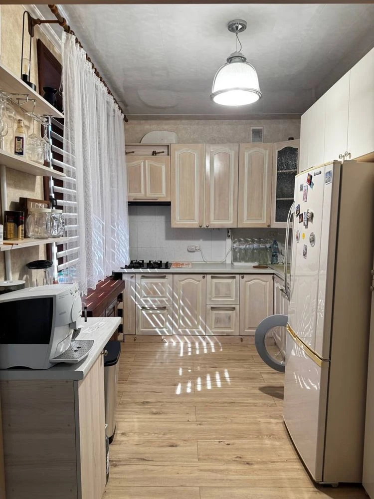 APARTMENT FOR SALE - 3-room Apartment in a courtyard near the Универмаг (Univermag)