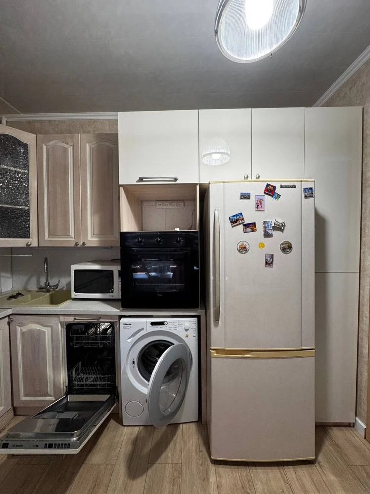 APARTMENT FOR SALE - 3-room Apartment in a courtyard near the Универмаг (Univermag)