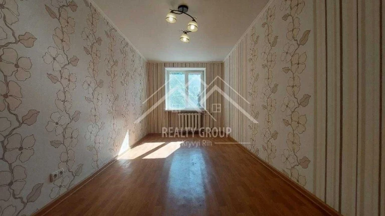 Sale of a 3-room apartment in the Central District near the river and parking area on Staroermarkova Street