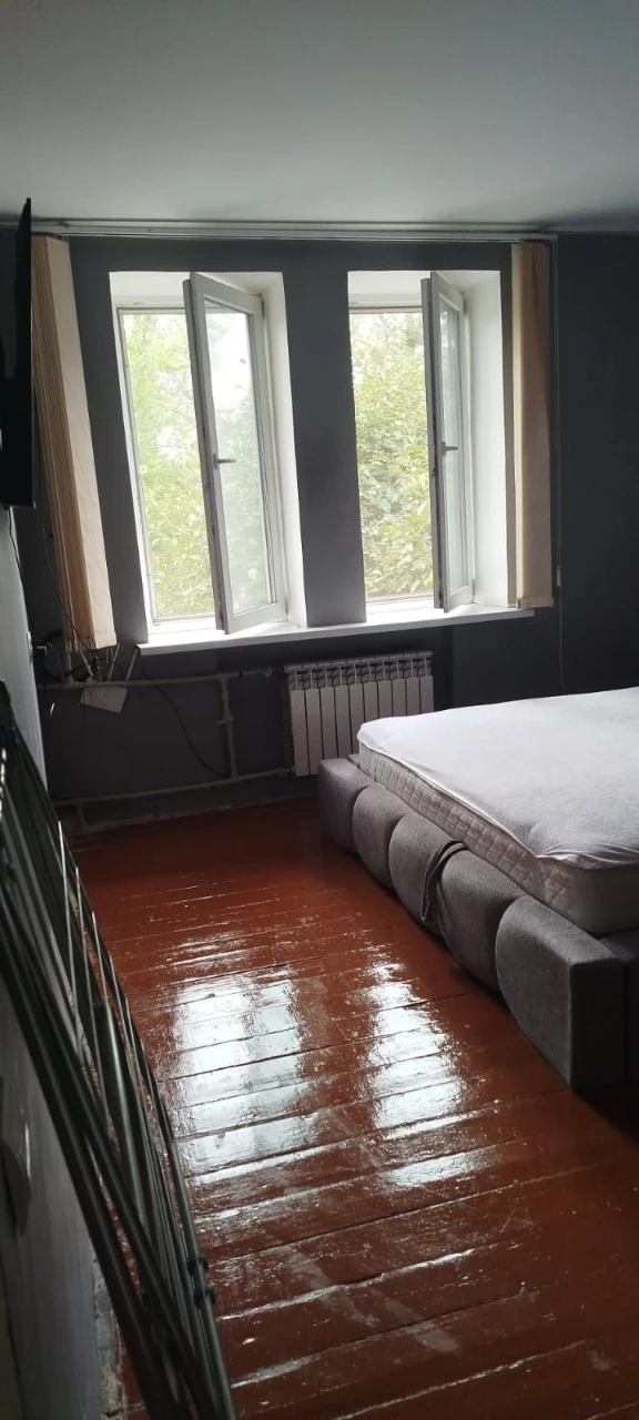 Продається 2-кімнатна квартира в районі зупинки «Сурікова»