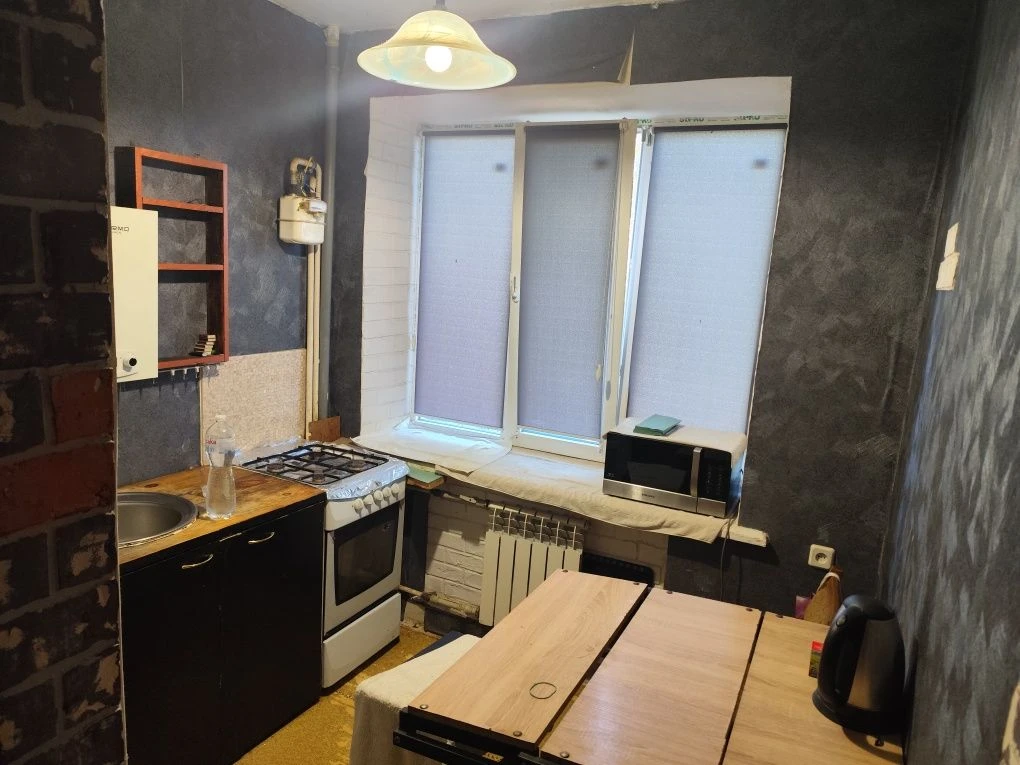 Продається 2-кімнатна квартира в районі зупинки «Сурікова»