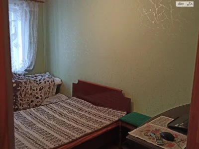 Продается квартира, Дзержинка, проспект Миру, остановка «Гараж», 2/9 этаж. Общая площадь 45 м², комнаты: 17/10, кухня 7, не угловая, все разделены, застекленная лоджия, пластиковые окна, трубы. На всей квартире (кроме санузла) паркетный пол. Счетчик на свет, газ, воду. Бойлер, кондиционер. Мебель остается: кожаный диван с двумя креслами, стенка, кровать, тумбочка. Отличное расположение: рядом остановка общественного транспорта, банки, магазины, школа, детский сад, напротив через дорогу «Варус». Цена 300 (XXX) XXX-XX-XX XX-XXXX-XX