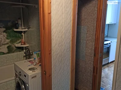 Продается квартира, Дзержинка, проспект Миру, остановка «Гараж», 2/9 этаж. Общая площадь 45 м², комнаты: 17/10, кухня 7, не угловая, все разделены, застекленная лоджия, пластиковые окна, трубы. На всей квартире (кроме санузла) паркетный пол. Счетчик на свет, газ, воду. Бойлер, кондиционер. Мебель остается: кожаный диван с двумя креслами, стенка, кровать, тумбочка. Отличное расположение: рядом остановка общественного транспорта, банки, магазины, школа, детский сад, напротив через дорогу «Варус». Цена 300 (XXX) XXX-XX-XX XX-XXXX-XX