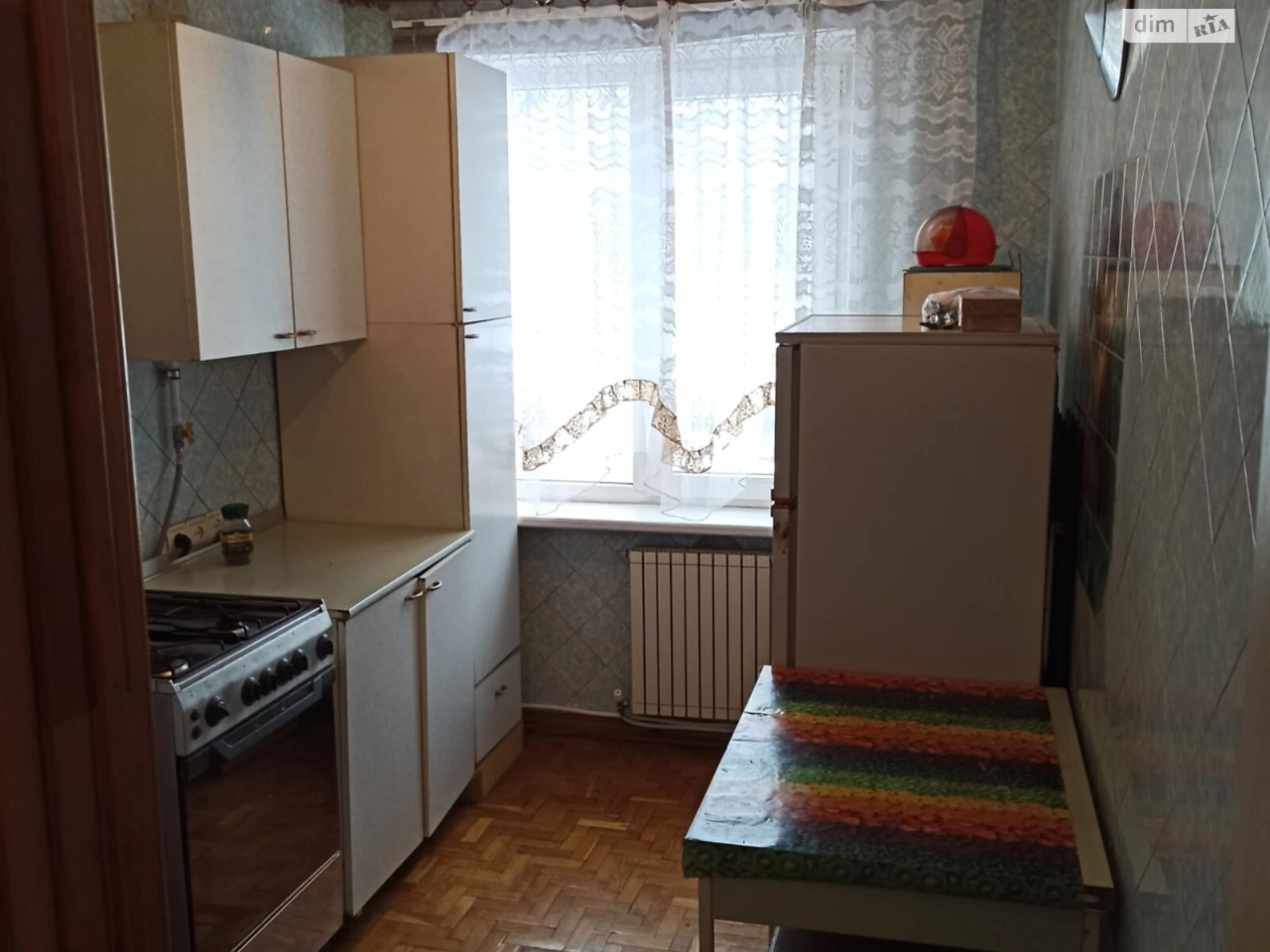 Продается квартира, Дзержинка, проспект Миру, остановка «Гараж», 2/9 этаж. Общая площадь 45 м², комнаты: 17/10, кухня 7, не угловая, все разделены, застекленная лоджия, пластиковые окна, трубы. На всей квартире (кроме санузла) паркетный пол. Счетчик на свет, газ, воду. Бойлер, кондиционер. Мебель остается: кожаный диван с двумя креслами, стенка, кровать, тумбочка. Отличное расположение: рядом остановка общественного транспорта, банки, магазины, школа, детский сад, напротив через дорогу «Варус». Цена 300 (XXX) XXX-XX-XX XX-XXXX-XX