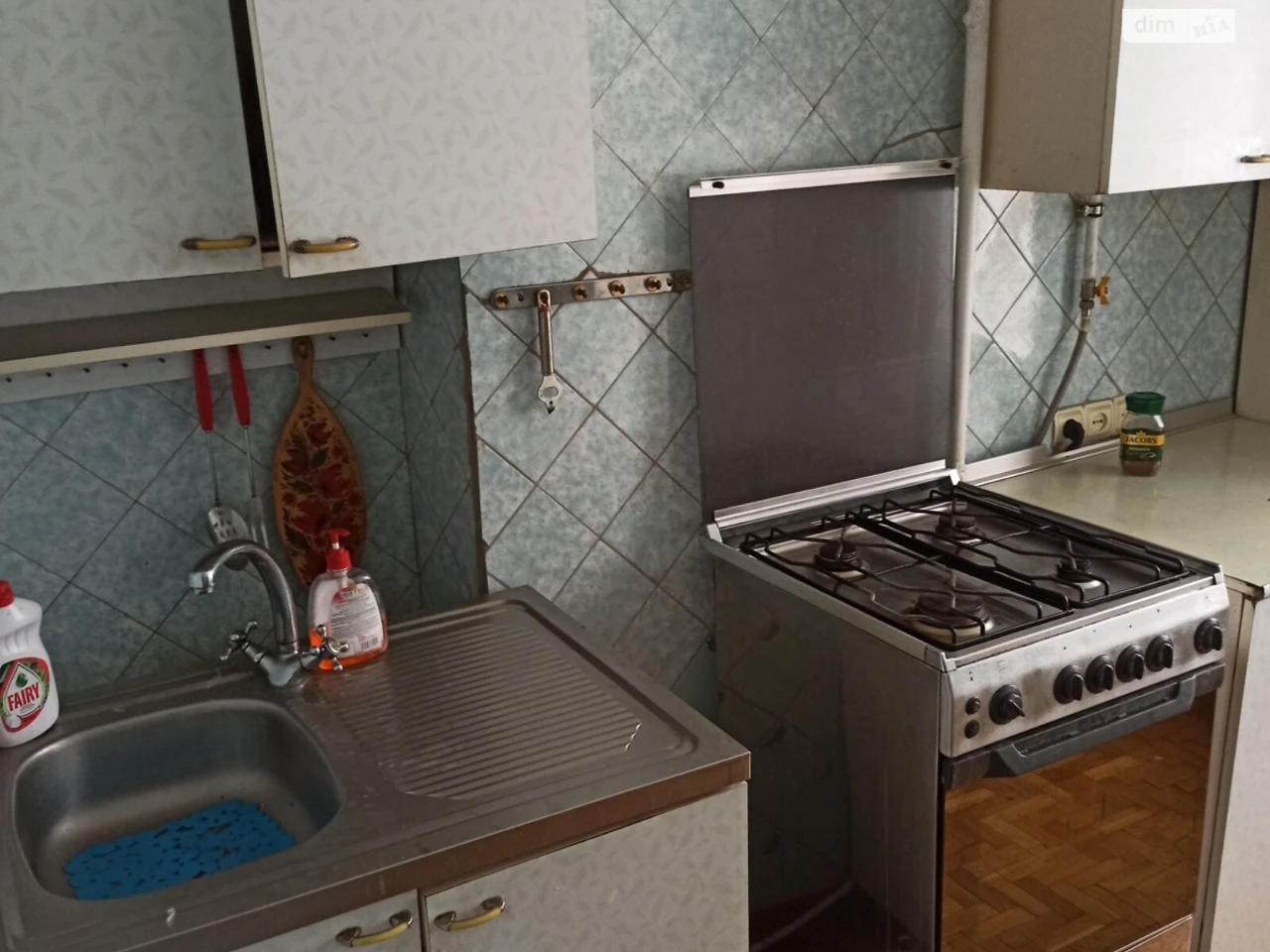 Продается квартира, Дзержинка, проспект Миру, остановка «Гараж», 2/9 этаж. Общая площадь 45 м², комнаты: 17/10, кухня 7, не угловая, все разделены, застекленная лоджия, пластиковые окна, трубы. На всей квартире (кроме санузла) паркетный пол. Счетчик на свет, газ, воду. Бойлер, кондиционер. Мебель остается: кожаный диван с двумя креслами, стенка, кровать, тумбочка. Отличное расположение: рядом остановка общественного транспорта, банки, магазины, школа, детский сад, напротив через дорогу «Варус». Цена 300 (XXX) XXX-XX-XX XX-XXXX-XX