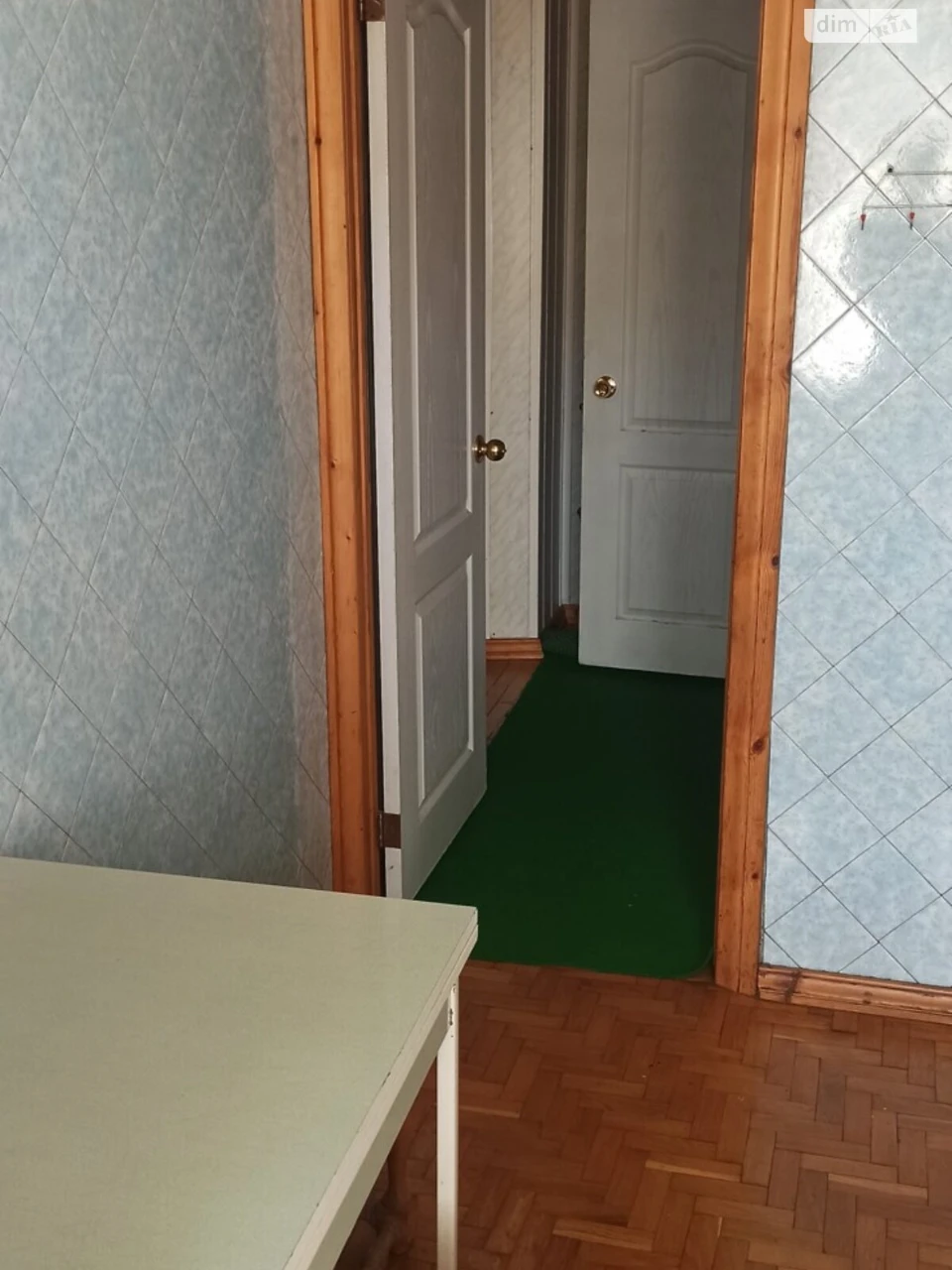 Продается квартира, Дзержинка, проспект Миру, остановка «Гараж», 2/9 этаж. Общая площадь 45 м², комнаты: 17/10, кухня 7, не угловая, все разделены, застекленная лоджия, пластиковые окна, трубы. На всей квартире (кроме санузла) паркетный пол. Счетчик на свет, газ, воду. Бойлер, кондиционер. Мебель остается: кожаный диван с двумя креслами, стенка, кровать, тумбочка. Отличное расположение: рядом остановка общественного транспорта, банки, магазины, школа, детский сад, напротив через дорогу «Варус». Цена 300 (XXX) XXX-XX-XX XX-XXXX-XX