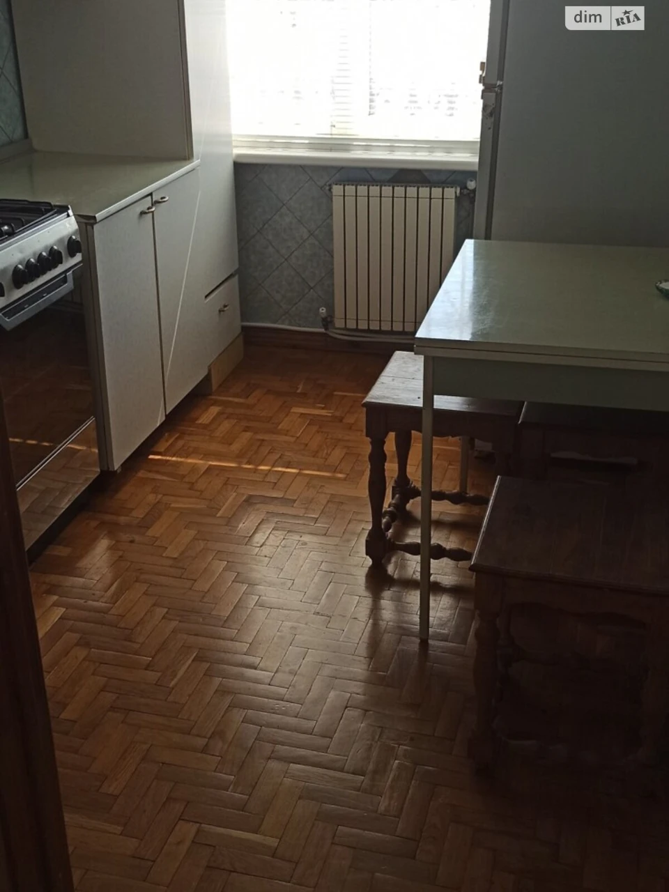 Продается квартира, Дзержинка, проспект Миру, остановка «Гараж», 2/9 этаж. Общая площадь 45 м², комнаты: 17/10, кухня 7, не угловая, все разделены, застекленная лоджия, пластиковые окна, трубы. На всей квартире (кроме санузла) паркетный пол. Счетчик на свет, газ, воду. Бойлер, кондиционер. Мебель остается: кожаный диван с двумя креслами, стенка, кровать, тумбочка. Отличное расположение: рядом остановка общественного транспорта, банки, магазины, школа, детский сад, напротив через дорогу «Варус». Цена 300 (XXX) XXX-XX-XX XX-XXXX-XX