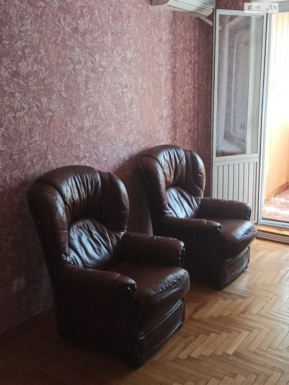 Продается квартира, Дзержинка, проспект Миру, остановка «Гараж», 2/9 этаж. Общая площадь 45 м², комнаты: 17/10, кухня 7, не угловая, все разделены, застекленная лоджия, пластиковые окна, трубы. На всей квартире (кроме санузла) паркетный пол. Счетчик на свет, газ, воду. Бойлер, кондиционер. Мебель остается: кожаный диван с двумя креслами, стенка, кровать, тумбочка. Отличное расположение: рядом остановка общественного транспорта, банки, магазины, школа, детский сад, напротив через дорогу «Варус». Цена 300 (XXX) XXX-XX-XX XX-XXXX-XX