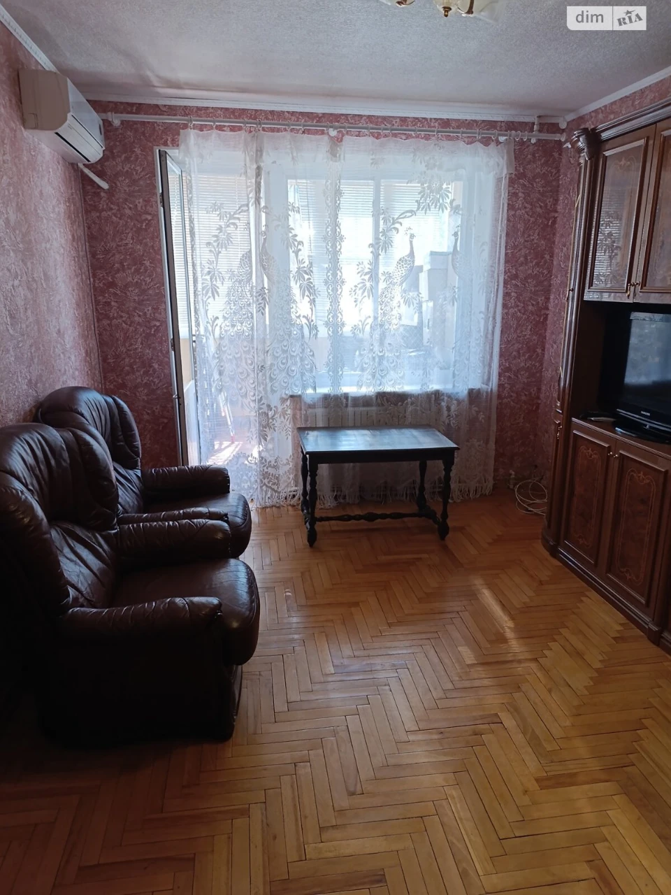 Продается квартира, Дзержинка, проспект Миру, остановка «Гараж», 2/9 этаж. Общая площадь 45 м², комнаты: 17/10, кухня 7, не угловая, все разделены, застекленная лоджия, пластиковые окна, трубы. На всей квартире (кроме санузла) паркетный пол. Счетчик на свет, газ, воду. Бойлер, кондиционер. Мебель остается: кожаный диван с двумя креслами, стенка, кровать, тумбочка. Отличное расположение: рядом остановка общественного транспорта, банки, магазины, школа, детский сад, напротив через дорогу «Варус». Цена 300 (XXX) XXX-XX-XX XX-XXXX-XX