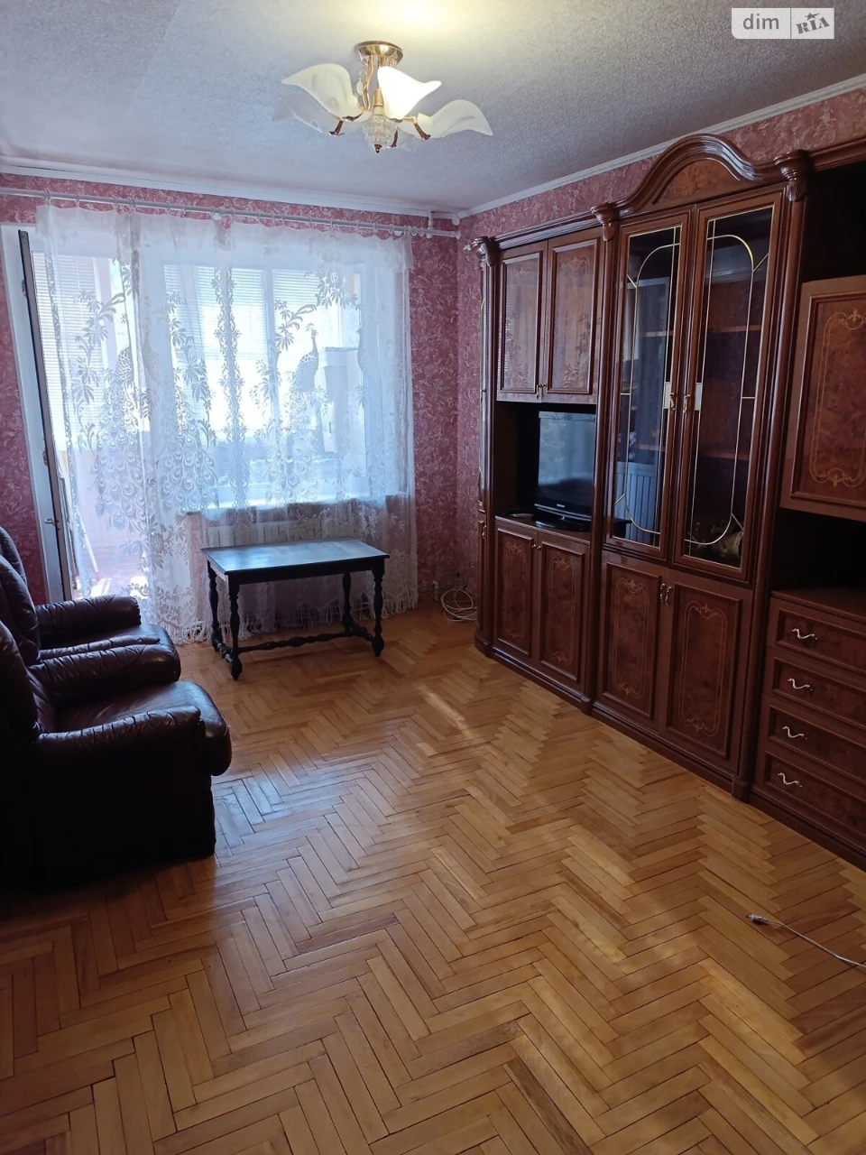 Продается квартира, Дзержинка, проспект Миру, остановка «Гараж», 2/9 этаж. Общая площадь 45 м², комнаты: 17/10, кухня 7, не угловая, все разделены, застекленная лоджия, пластиковые окна, трубы. На всей квартире (кроме санузла) паркетный пол. Счетчик на свет, газ, воду. Бойлер, кондиционер. Мебель остается: кожаный диван с двумя креслами, стенка, кровать, тумбочка. Отличное расположение: рядом остановка общественного транспорта, банки, магазины, школа, детский сад, напротив через дорогу «Варус». Цена 300 (XXX) XXX-XX-XX XX-XXXX-XX
