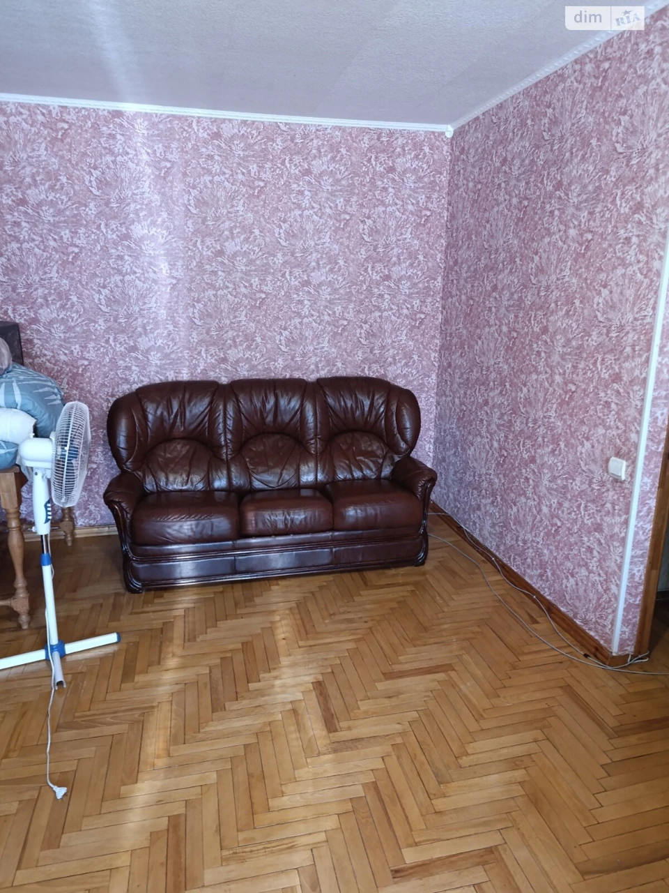 Продается квартира, Дзержинка, проспект Миру, остановка «Гараж», 2/9 этаж. Общая площадь 45 м², комнаты: 17/10, кухня 7, не угловая, все разделены, застекленная лоджия, пластиковые окна, трубы. На всей квартире (кроме санузла) паркетный пол. Счетчик на свет, газ, воду. Бойлер, кондиционер. Мебель остается: кожаный диван с двумя креслами, стенка, кровать, тумбочка. Отличное расположение: рядом остановка общественного транспорта, банки, магазины, школа, детский сад, напротив через дорогу «Варус». Цена 300 (XXX) XXX-XX-XX XX-XXXX-XX