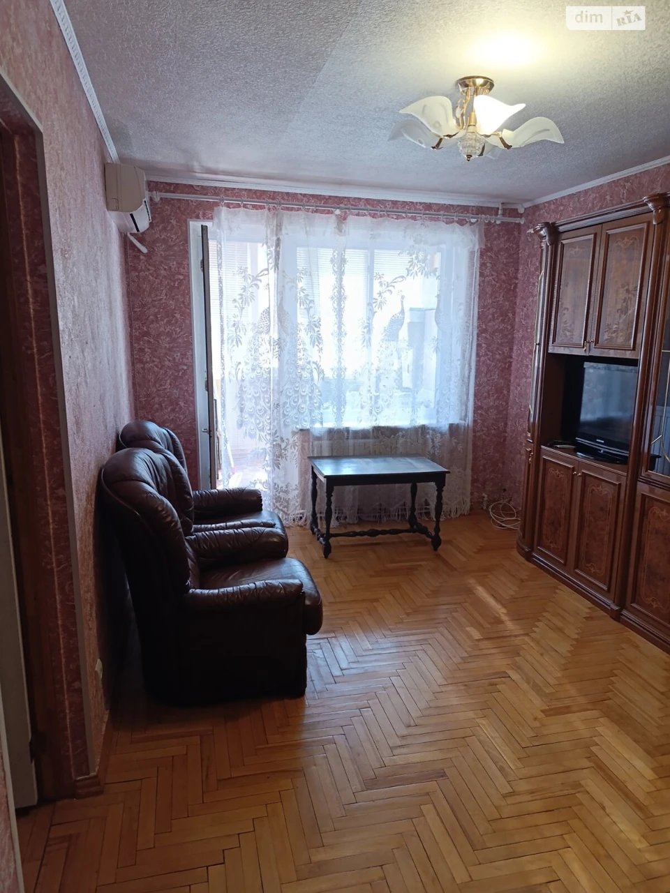 Продается квартира, Дзержинка, проспект Миру, остановка «Гараж», 2/9 этаж. Общая площадь 45 м², комнаты: 17/10, кухня 7, не угловая, все разделены, застекленная лоджия, пластиковые окна, трубы. На всей квартире (кроме санузла) паркетный пол. Счетчик на свет, газ, воду. Бойлер, кондиционер. Мебель остается: кожаный диван с двумя креслами, стенка, кровать, тумбочка. Отличное расположение: рядом остановка общественного транспорта, банки, магазины, школа, детский сад, напротив через дорогу «Варус». Цена 300 (XXX) XXX-XX-XX XX-XXXX-XX