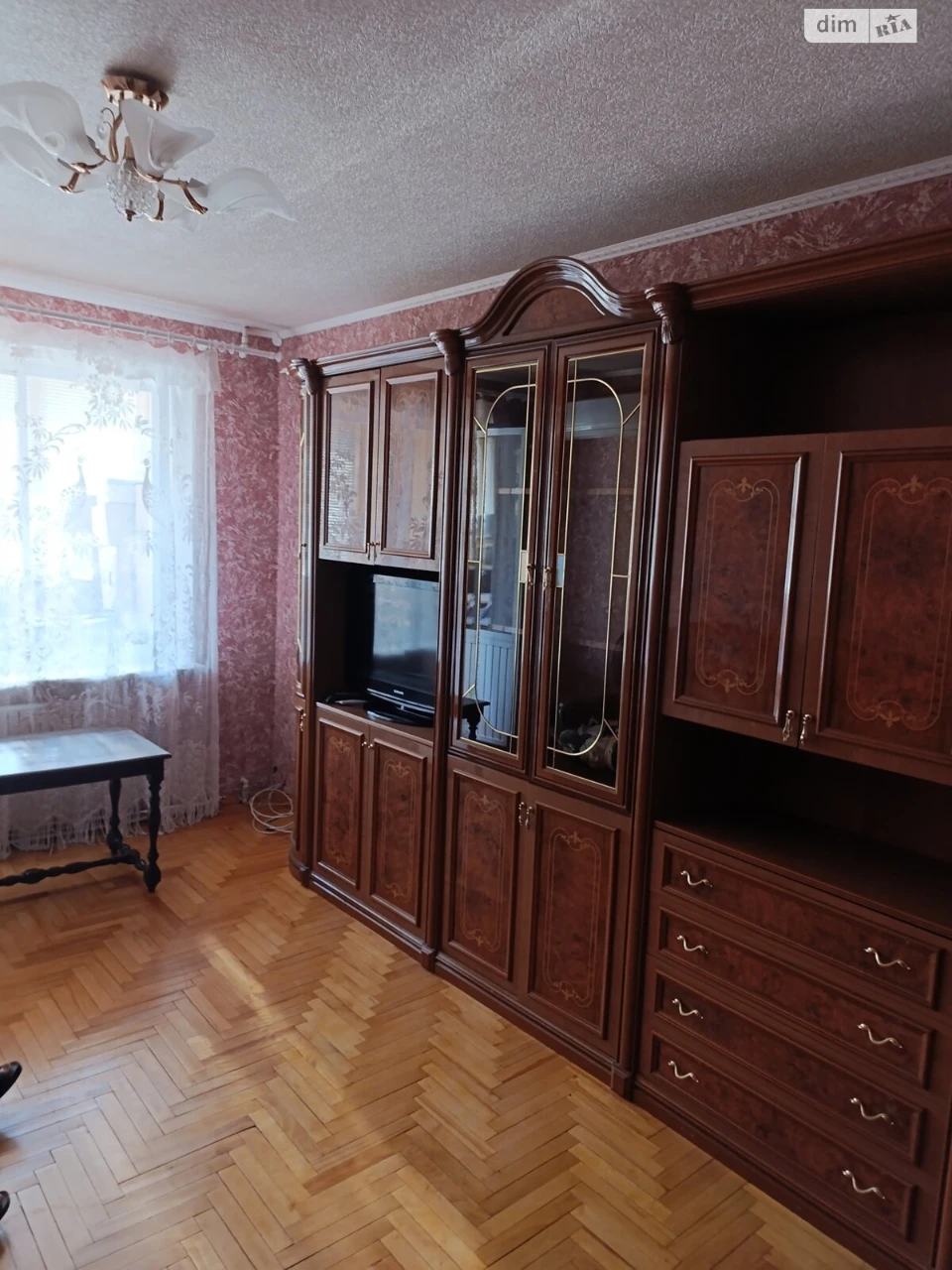 Продается квартира, Дзержинка, проспект Миру, остановка «Гараж», 2/9 этаж. Общая площадь 45 м², комнаты: 17/10, кухня 7, не угловая, все разделены, застекленная лоджия, пластиковые окна, трубы. На всей квартире (кроме санузла) паркетный пол. Счетчик на свет, газ, воду. Бойлер, кондиционер. Мебель остается: кожаный диван с двумя креслами, стенка, кровать, тумбочка. Отличное расположение: рядом остановка общественного транспорта, банки, магазины, школа, детский сад, напротив через дорогу «Варус». Цена 300 (XXX) XXX-XX-XX XX-XXXX-XX