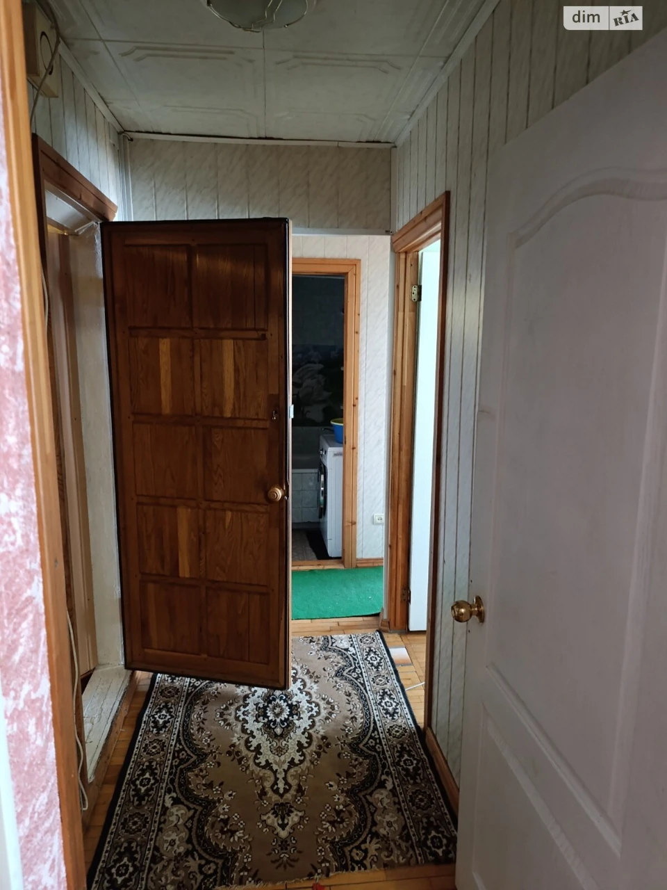Продается квартира, Дзержинка, проспект Миру, остановка «Гараж», 2/9 этаж. Общая площадь 45 м², комнаты: 17/10, кухня 7, не угловая, все разделены, застекленная лоджия, пластиковые окна, трубы. На всей квартире (кроме санузла) паркетный пол. Счетчик на свет, газ, воду. Бойлер, кондиционер. Мебель остается: кожаный диван с двумя креслами, стенка, кровать, тумбочка. Отличное расположение: рядом остановка общественного транспорта, банки, магазины, школа, детский сад, напротив через дорогу «Варус». Цена 300 (XXX) XXX-XX-XX XX-XXXX-XX