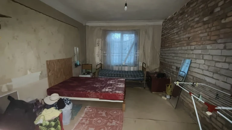 Продається велика 2-кімнатна квартира на "Рокуватій"