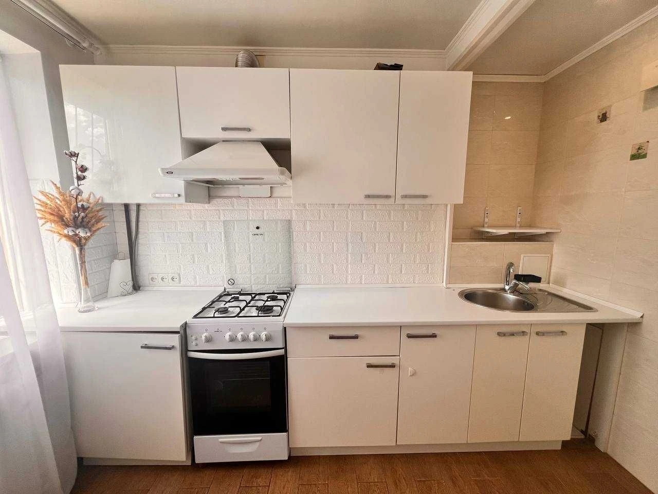 For Sale: Three-room apartment on Mira Avenue 21