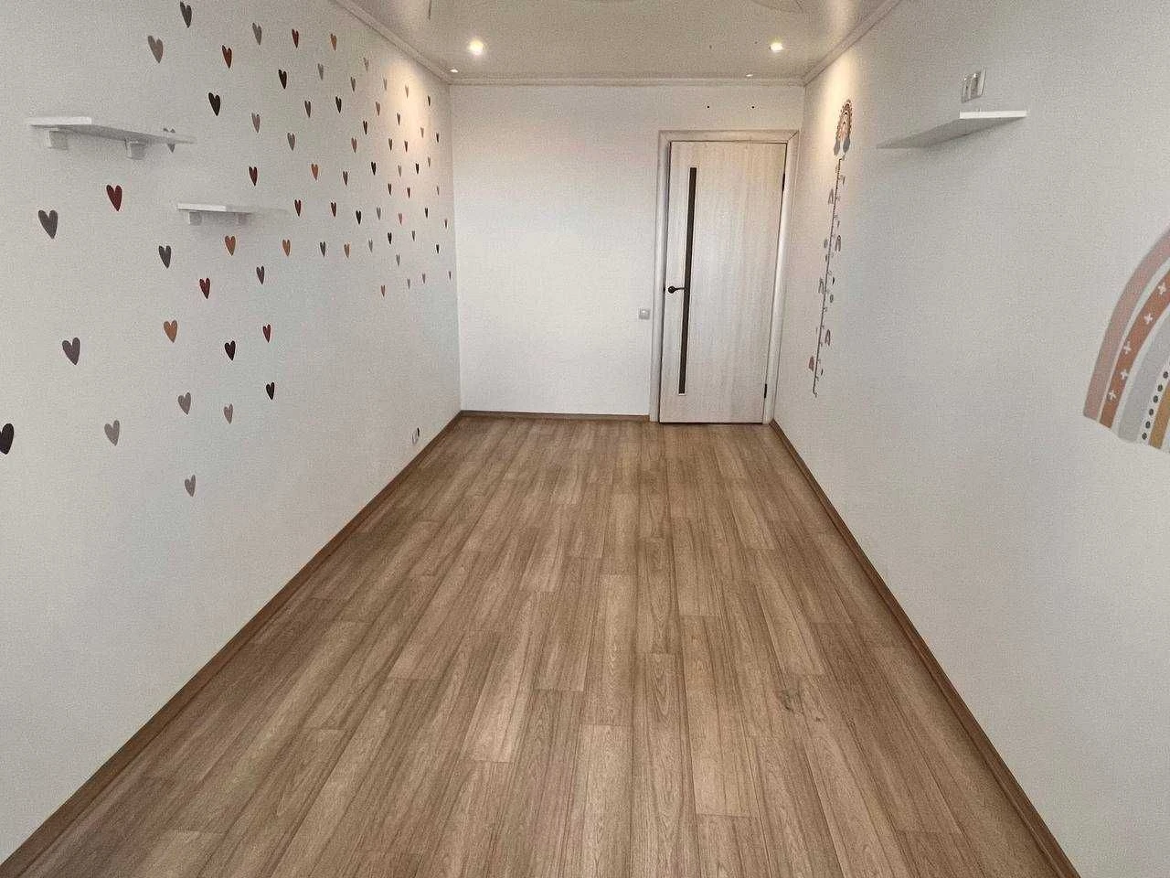 For Sale: Three-room apartment on Mira Avenue 21