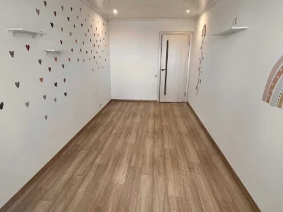 For Sale: Three-room apartment on Mira Avenue 21