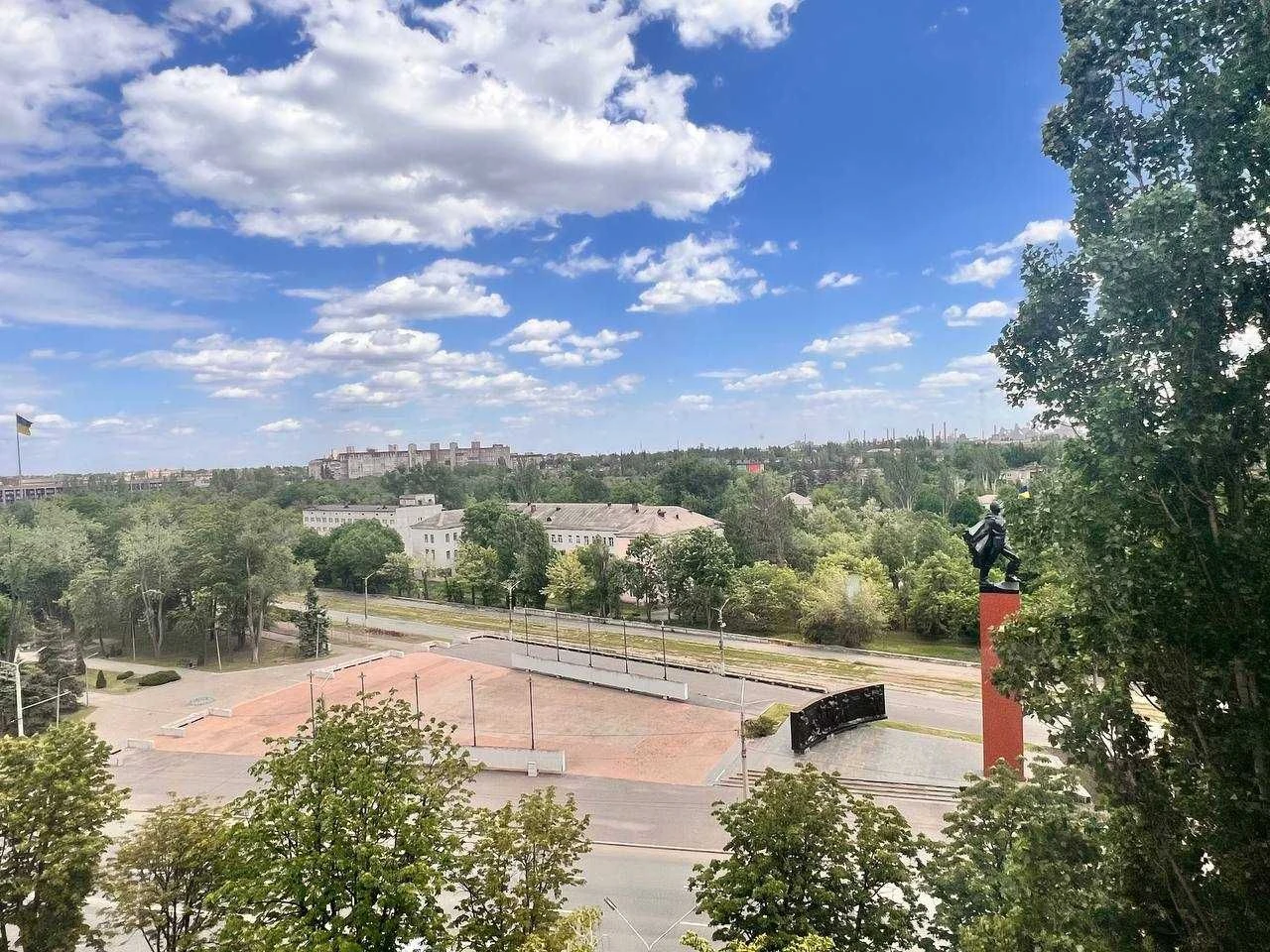 For Sale: Three-room apartment on Mira Avenue 21