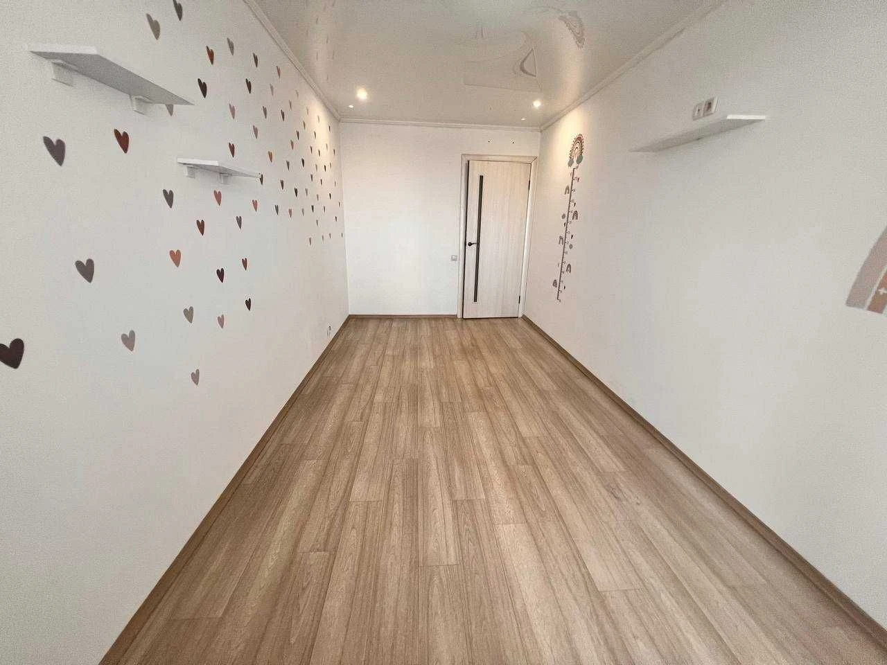 For Sale: Three-room apartment on Mira Avenue 21