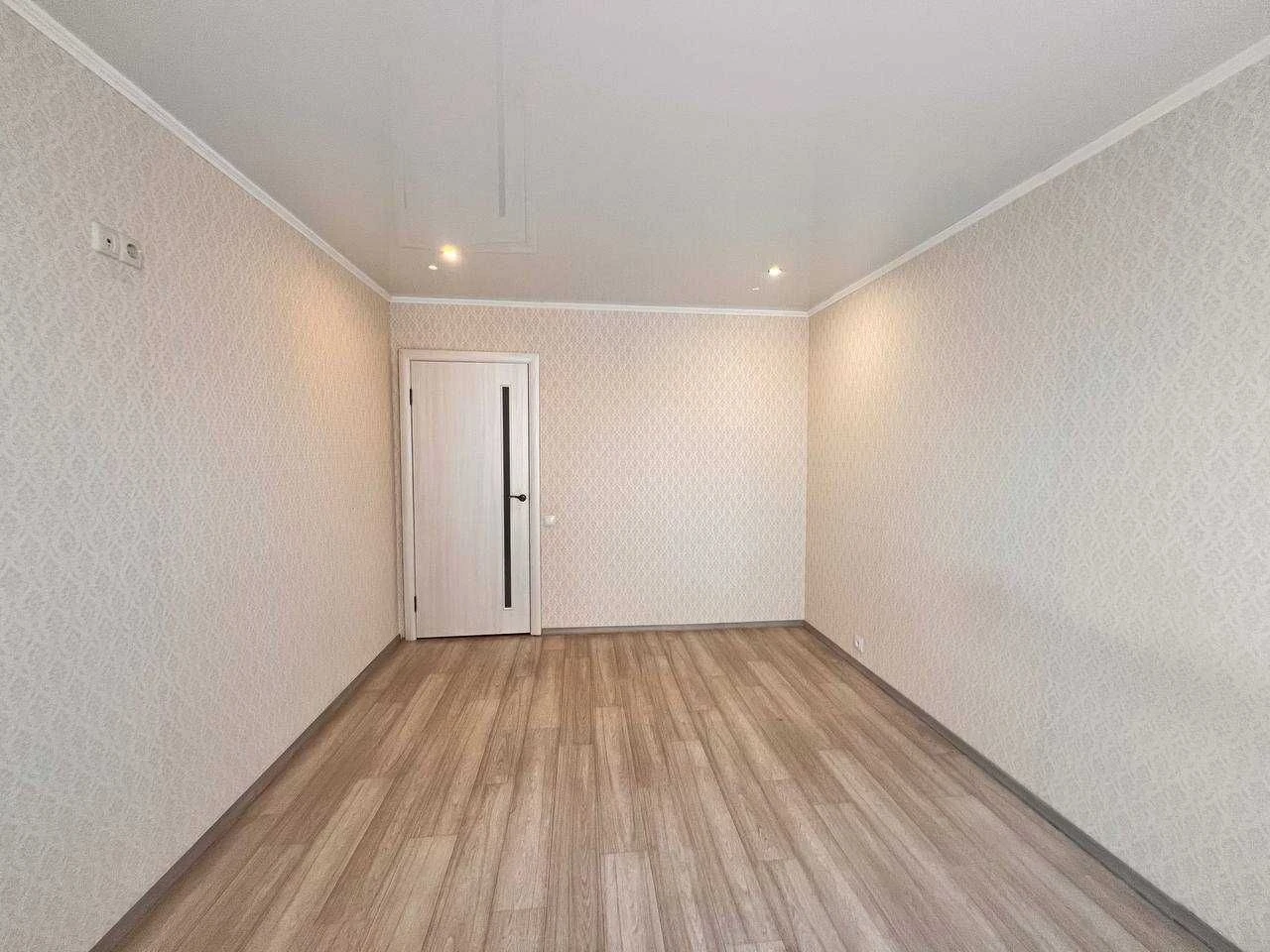 For Sale: Three-room apartment on Mira Avenue 21