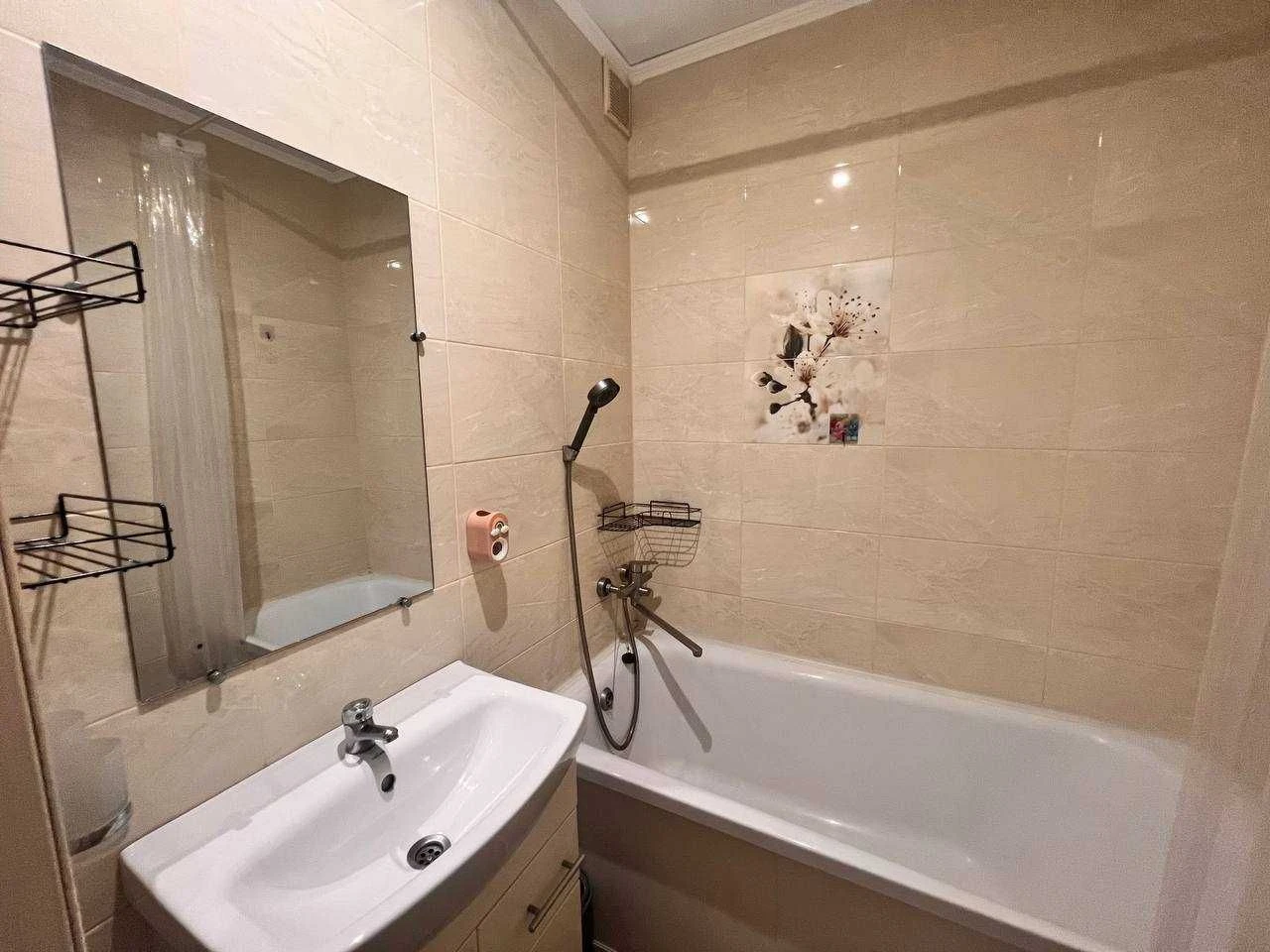 For Sale: Three-room apartment on Mira Avenue 21