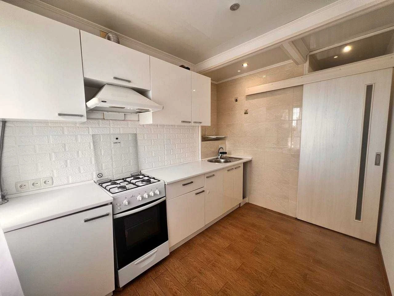 For Sale: Three-room apartment on Mira Avenue 21
