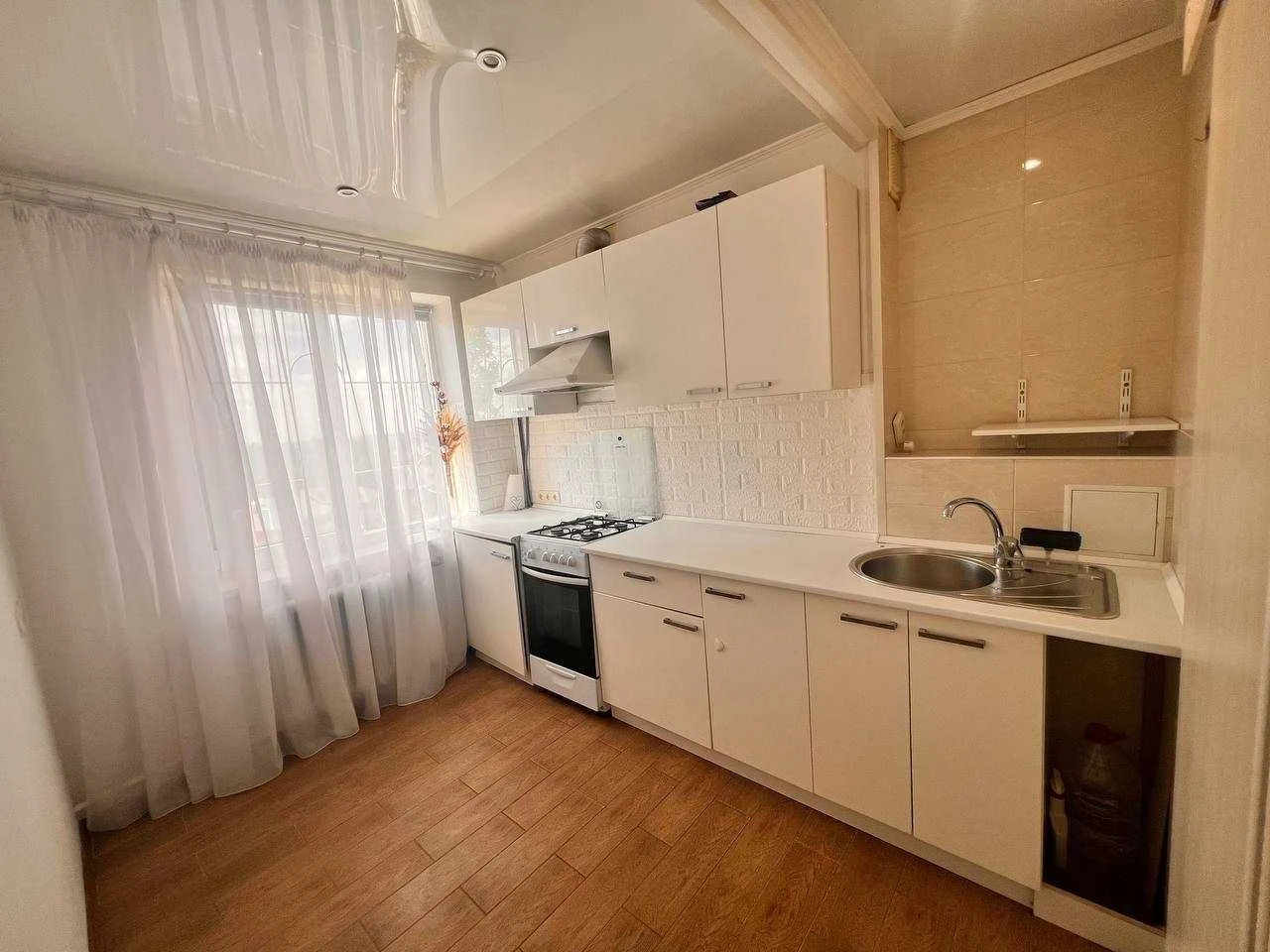 For Sale: Three-room apartment on Mira Avenue 21