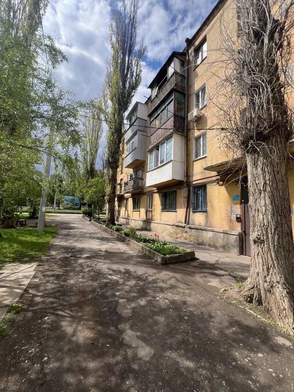 For sale is a 2-room apartment on Zhemchuzhnaya Street (44th district)