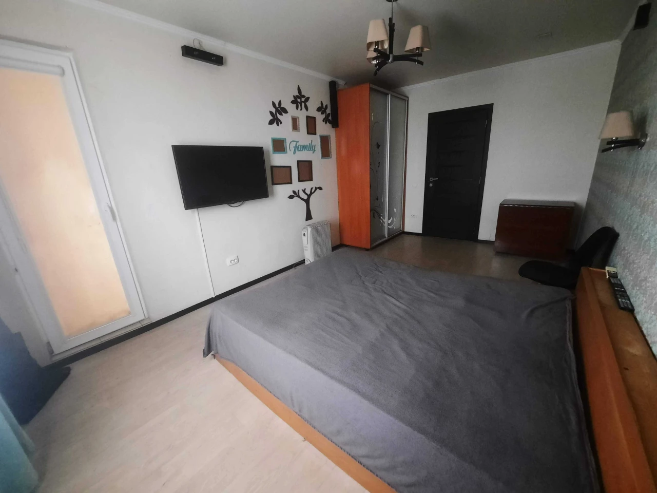 Selling 3-bedroom apartment in the city center on Buzova Street