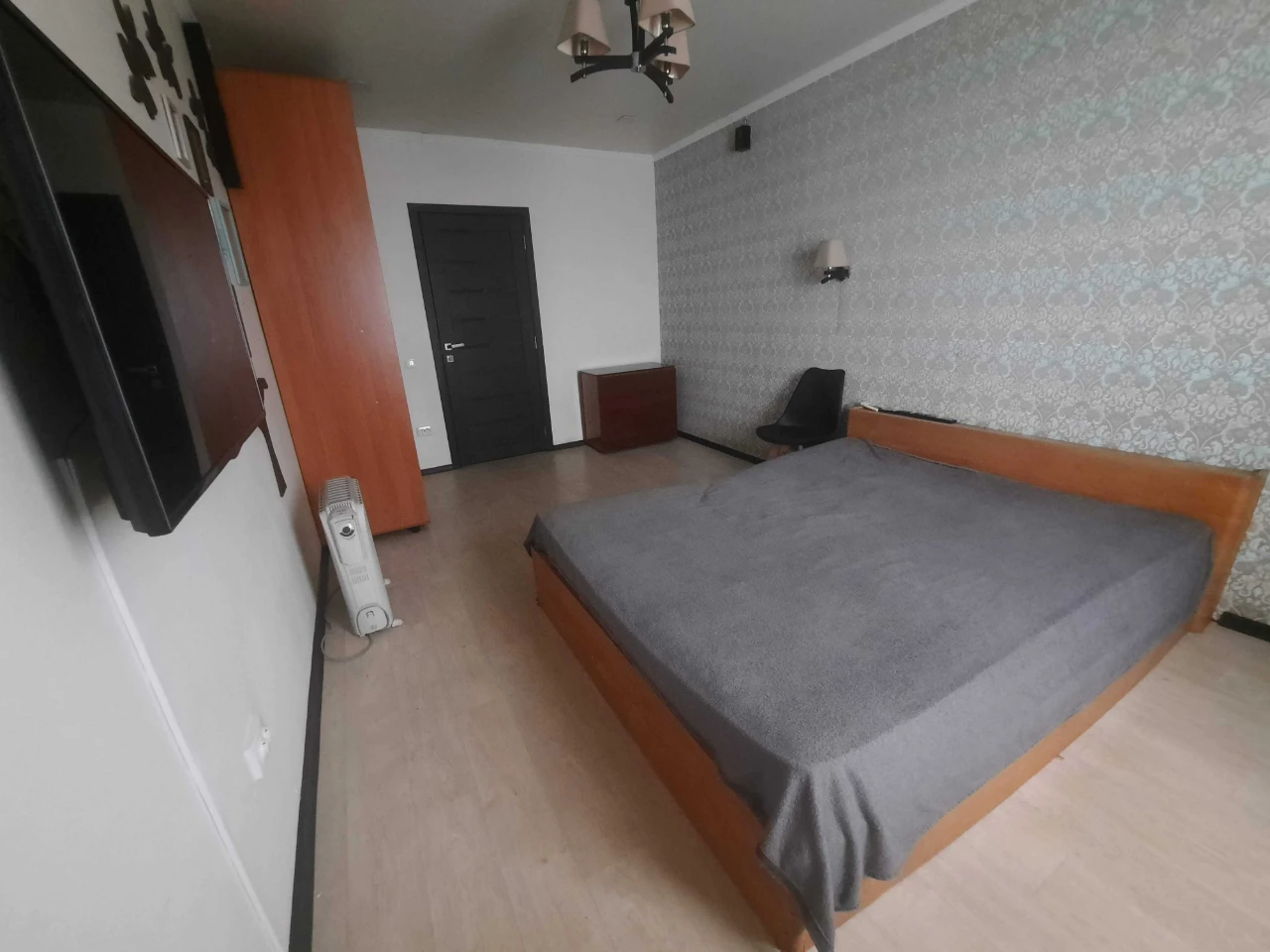 Selling 3-bedroom apartment in the city center on Buzova Street