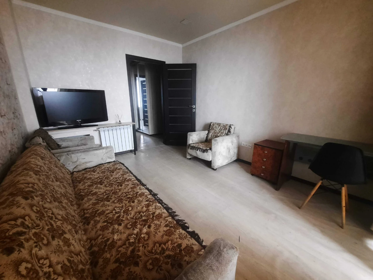 Selling 3-bedroom apartment in the city center on Buzova Street