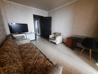 Selling 3-bedroom apartment in the city center on Buzova Street