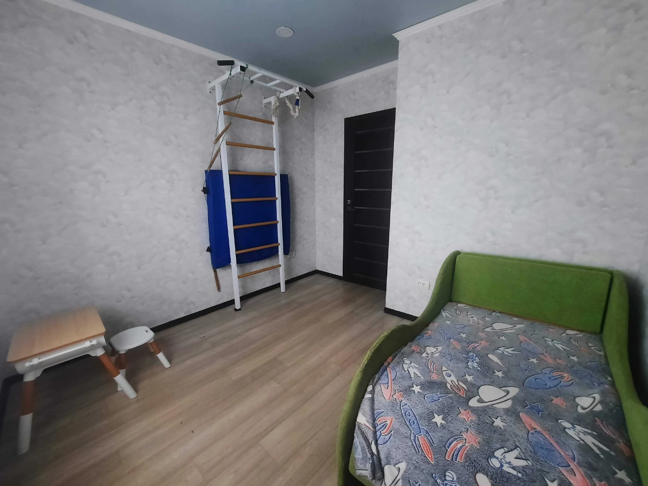 Selling 3-bedroom apartment in the city center on Buzova Street