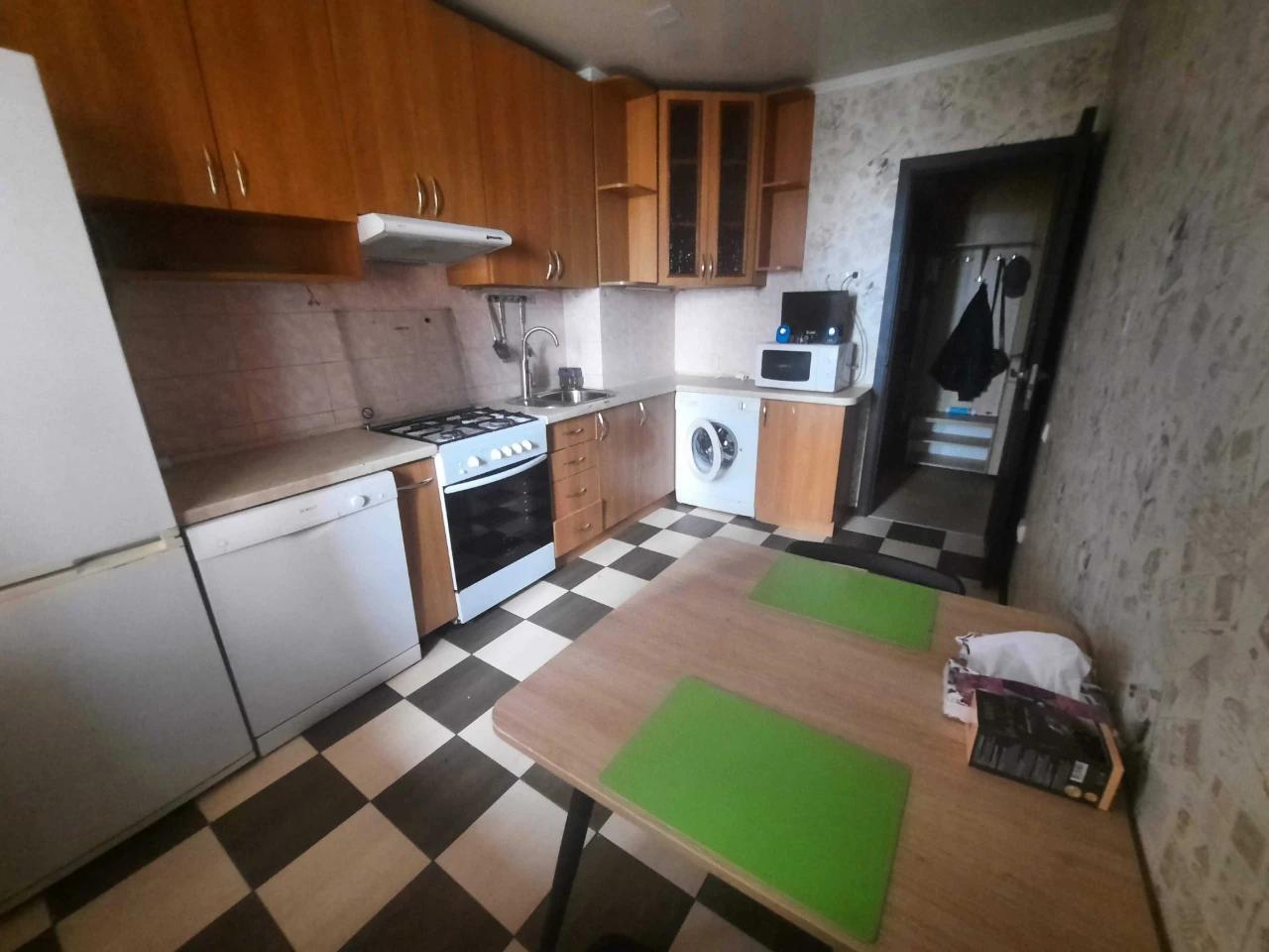 Selling 3-bedroom apartment in the city center on Buzova Street