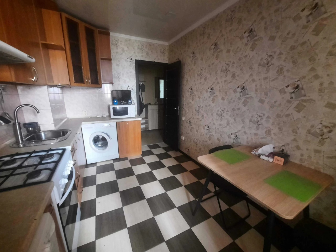 Selling 3-bedroom apartment in the city center on Buzova Street
