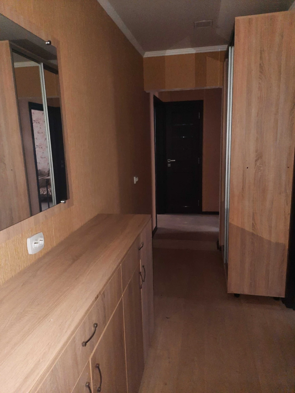 Selling 3-bedroom apartment in the city center on Buzova Street