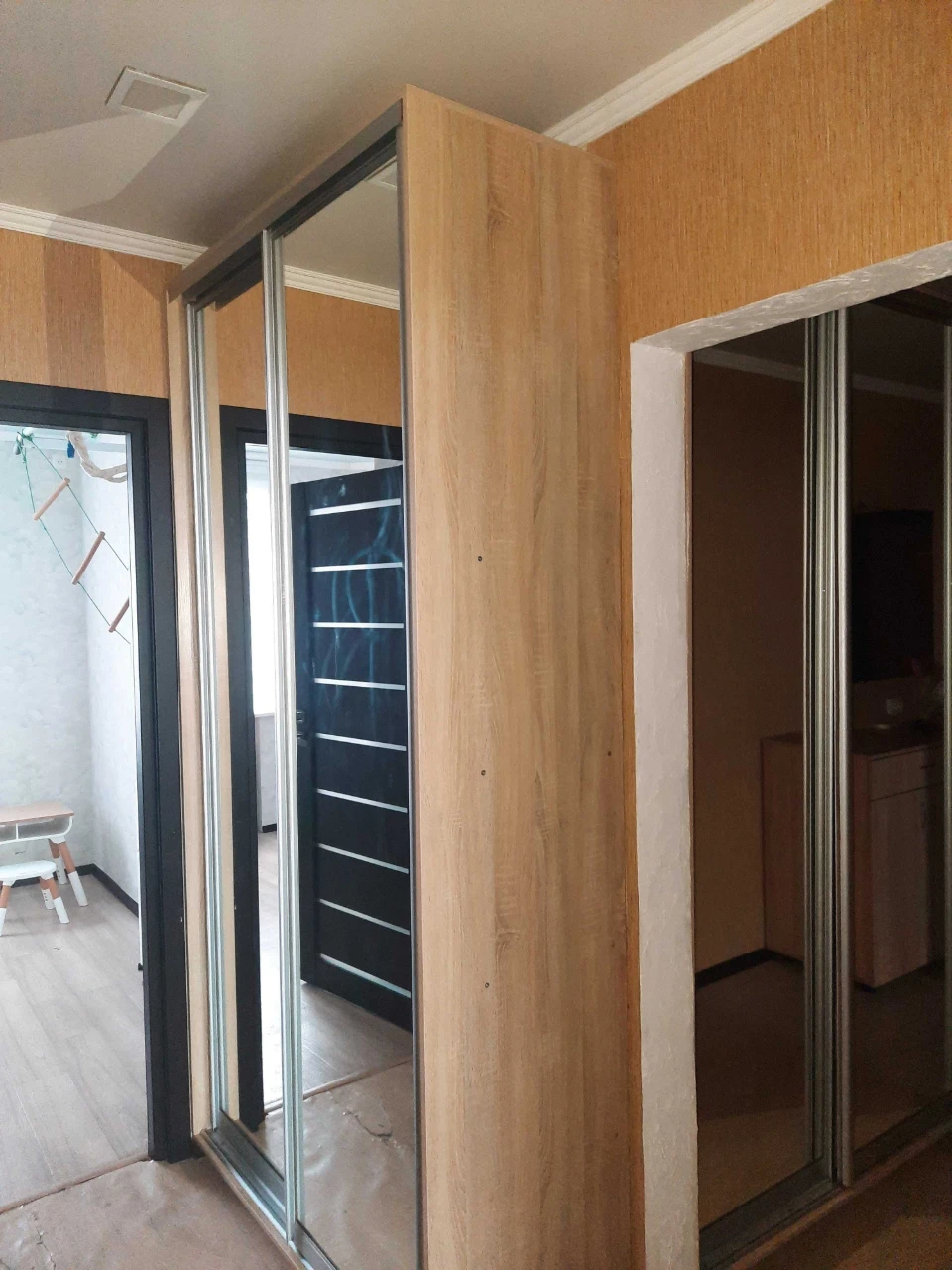 Selling 3-bedroom apartment in the city center on Buzova Street
