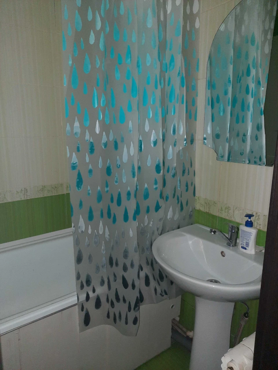 Selling 3-bedroom apartment in the city center on Buzova Street