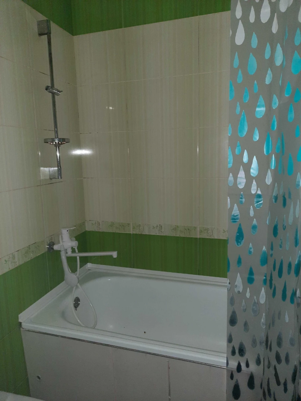 Selling 3-bedroom apartment in the city center on Buzova Street