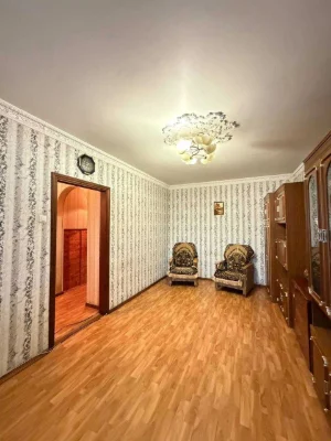 Продаж 3-кімн. квартири, 2 поверх. Вечірній 10